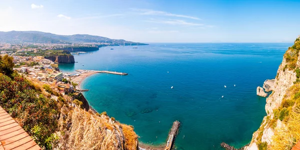 Panorama de falésias altas, baía do mar Tirreno com água pura azul, barcos e navios flutuantes, praias de seixos, arredores rochosos de Meta, Sant 'Agnello e Sorrento cidades perto da região de Nápoles — Fotografia de Stock