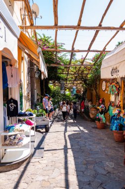 İnanılmaz bir ortaçağ Positano şehri kayalık arazide, insanlar ve turistler sanat galerileri, dükkanlar ve yerel işletmelerle dolu sıcak caddelerde yürüyor.