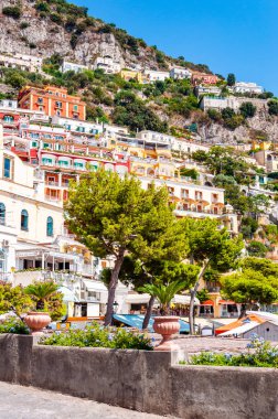 İnanılmaz bir ortaçağ Positano şehri kayalık arazide, insanlar ve turistler rahat caddelerde ve sahil boyunca otellerle, apartman işleriyle dolu