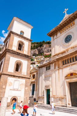 Orta Çağ 'da Positano' nun merkezinde bulunan Santa Maria Assunta Kilisesi yüksek kayalık dağlarla çevrili.