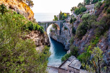Campania bölgesindeki Tyrhenian körfezi üzerindeki yüksek kayalık uçurumlar arasında inşa edilen Fiordo di Furore ark köprüsünün görüntüsü. Kayalıkların altındaki eşsiz koy, doğal vadi, kanyon ya da fiord.