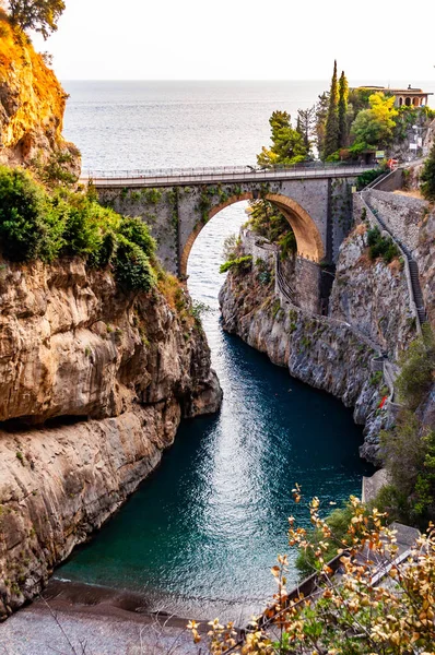 Pohled na obloukový most Fiordo di Furore postavený mezi vysokými skalnatými útesy nad tyrhénským mořským zálivem v regionu Kampánie. Unikátní zátoka pod útesy, přírodní rokle, kaňon nebo fiord — Stock fotografie