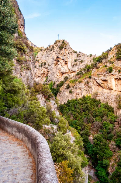 Altas montanhas rochosas acima do desfiladeiro natural de Fiordo Di Furore com baía do mar Tirreno na região da Campânia — Fotografia de Stock