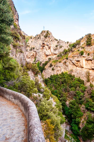 Altas montanhas rochosas acima do desfiladeiro natural de Fiordo Di Furore com baía do mar Tirreno na região da Campânia — Fotografia de Stock