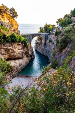Campania bölgesindeki Tyrhenian körfezi üzerindeki yüksek kayalık uçurumlar arasında inşa edilen Fiordo di Furore ark köprüsünün görüntüsü. Kayalıkların altındaki eşsiz koy, doğal vadi, kanyon ya da fiord.