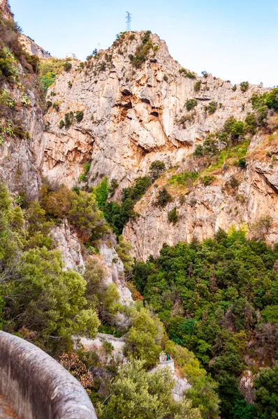 Vysoké skalnaté hory nad Fiordo Di Furore přírodní rokle s Tyrhénským mořským zálivem v regionu Kampánie — Stock fotografie