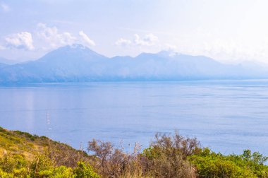 Tırren denizi ve güney İtalya kıyı şeridi üzerindeki aşırı gelişmiş kayalık dağların manzarası.