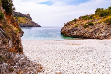 İnanılmaz Cala Bianca sahilinde uzanan eşsiz beyaz çakıl taşları kayalar ve Tyrhenian deniz körfezi ile çevrili kristal berrak su ile dolu sualtı yaşamı. Cala Bianca plajı Campania, İtalya