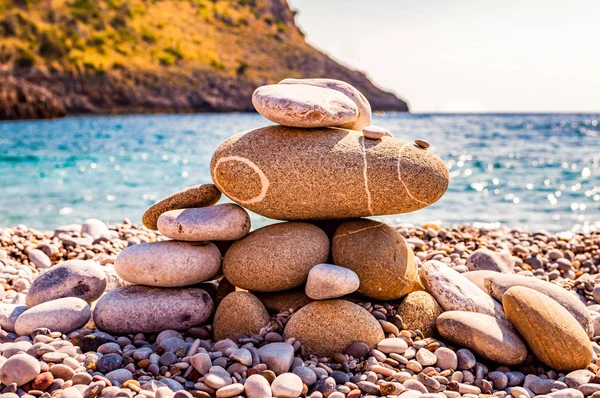Αφηρημένη ζωική γλυπτική από επίπεδες πέτρες στην παραλία. Λίθινη εξισορρόπηση είναι η τέχνη πειθαρχία, ή χόμπι στην οποία βράχους φυσικά ισορροπημένη πάνω από το ένα το άλλο σε διάφορες θέσεις. Κάλα Μπιάνκα — Φωτογραφία Αρχείου