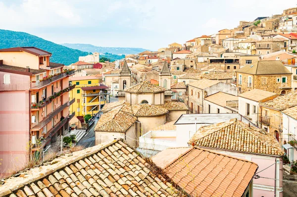Tradiční italská vesnická scenérie. Cityscape of Curinga v Kalábrii, Itálie. Středověké město panorama malého jihovýchodního italského města se nachází na věčně zelených lesních horách — Stock fotografie