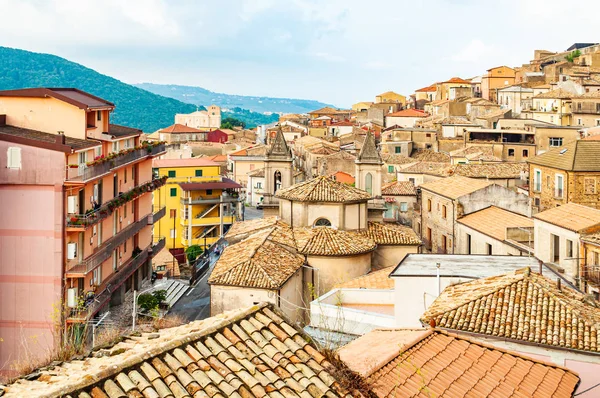 Tradiční italská vesnická scenérie. Cityscape of Curinga v Kalábrii, Itálie. Středověké město panorama malého jihovýchodního italského města se nachází na věčně zelených lesních horách — Stock fotografie