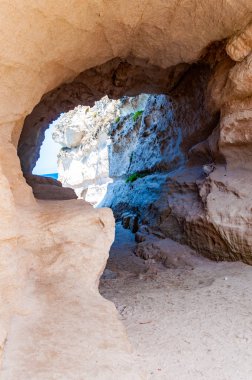 Tropea şehrindeki ünlü Rotonda plajı yakınlarındaki devasa kayadaki eşsiz deniz mağarasına açılan yuvarlak tünelin yan görüntüsü. Güney İtalya 'da Tyrhenian deniz kıyıları