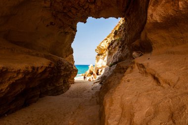 Ünlü Rotonda sahilindeki eşsiz deniz mağarasından inanılmaz deniz manzarası. Küçük plajda dinlenen turistler mağarada yürürler. Tyrhenian deniz manzarası.