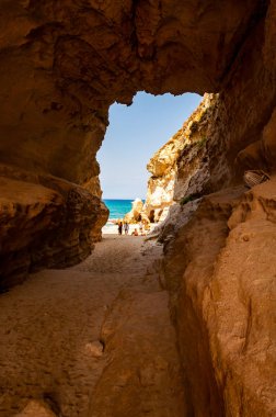 Ünlü Rotonda sahilindeki eşsiz deniz mağarasından inanılmaz deniz manzarası. Küçük plajda dinlenen turistler mağarada yürürler. Tyrhenian deniz manzarası.