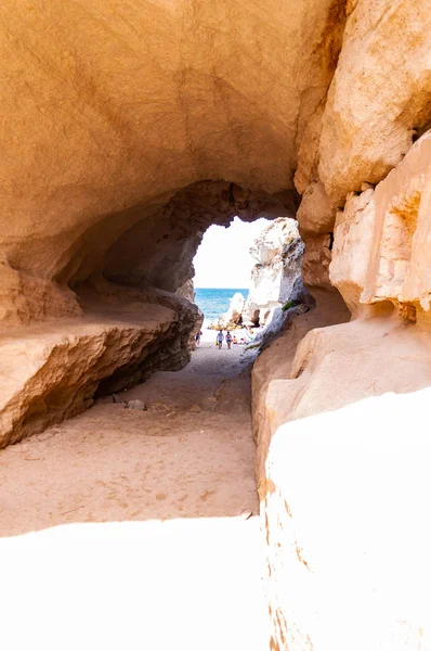 Ünlü Rotonda sahilindeki eşsiz deniz mağarasından inanılmaz deniz manzarası. Küçük plajda dinlenen turistler mağarada yürürler. Tyrhenian deniz manzarası.