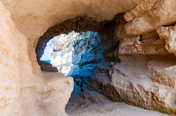 Vista lateral en el túnel de entrada redonda a la cueva marina única en roca masiva en la ciudad de Tropea cerca de la famosa playa de Rotonda. Orilla del mar Tirreno en el sur de Italia —  Fotos de Stock