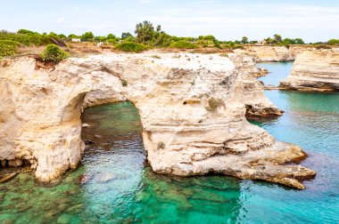 Torre Sant Andrea plajı yumuşak nasırlı kayaları ve uçurumları, deniz yığınları, küçük koyları ve pürüzlü kıyı manzarasıyla. Kristal berrak su, beyaz taşı şekillendirir ve doğal kavisler yaratır. Melendugno İtalya