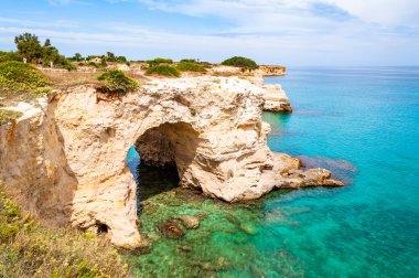 Torre Sant Andrea plajı yumuşak nasırlı kayaları ve uçurumları, deniz yığınları, küçük koyları ve pürüzlü kıyı manzarasıyla. Kristal berrak su, beyaz taşı şekillendirir ve doğal kavisler yaratır. Melendugno İtalya