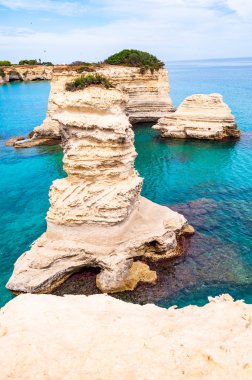 Torre Sant Andrea plajı yumuşak nasırlı kayaları ve uçurumları, deniz yığınları, küçük koyları ve pürüzlü kıyı manzarasıyla. Kristal berrak su şeklindeki beyaz taş doğal yığınlar oluşturur. Melendugno İtalya