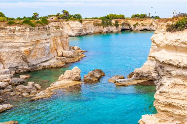 Torre Sant Andrea plajı yumuşak nasırlı kayaları ve uçurumları, deniz yığınları, küçük koyları ve pürüzlü kıyı manzarasıyla. Kristal berrak su şeklindeki beyaz taş doğal yığınlar oluşturur. Melendugno İtalya