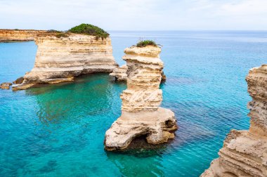Torre Sant Andrea plajı yumuşak nasırlı kayaları ve uçurumları, deniz yığınları, küçük koyları ve pürüzlü kıyı manzarasıyla. Kristal berrak su şeklindeki beyaz taş doğal yığınlar oluşturur. Melendugno İtalya