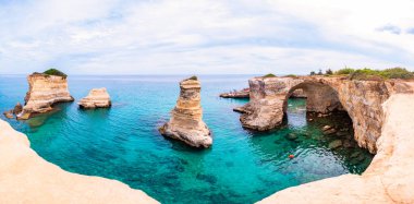 Torre Sant Andrea plajı yumuşak nasırlı kayaları ve uçurumları, deniz yığınları, küçük koyları ve pürüzlü kıyı manzarasıyla. Kristal berrak su şeklindeki beyaz taş doğal yığınlar oluşturur. Melendugno İtalya