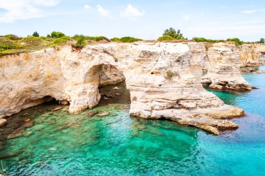 Torre Sant Andrea plajı yumuşak nasırlı kayaları ve uçurumları, deniz yığınları, küçük koyları ve pürüzlü kıyı manzarasıyla. Kristal berrak su, beyaz taşı şekillendirir ve doğal kavisler yaratır. Melendugno İtalya