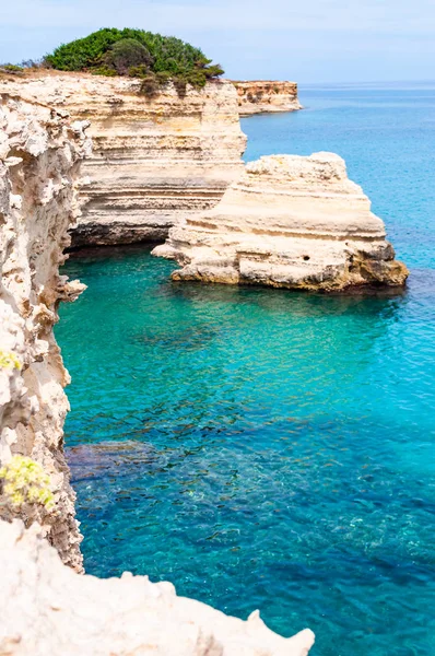 Torre sant andrea Strand mit seinen weichen Kalkfelsen und Klippen, Meeresbergen, kleinen Buchten und der zerklüfteten Küstenlandschaft. Kristallklares Wasser Form weißer Stein schaffen natürliche Stapel. melendugno italien — Stockfoto