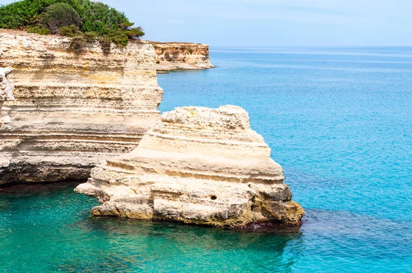 Παραλία Torre Sant Andrea με τα μαλακά ασβεστολιθικά βράχια και γκρεμούς, τις θαλάσσιες στοίβες, τους μικρούς όρμους και το ακανόνιστο παραθαλάσσιο τοπίο. Κρύσταλλο καθαρό σχήμα νερού λευκή πέτρα δημιουργούν φυσικές στοίβες. Melendogno Ιταλία — Φωτογραφία Αρχείου