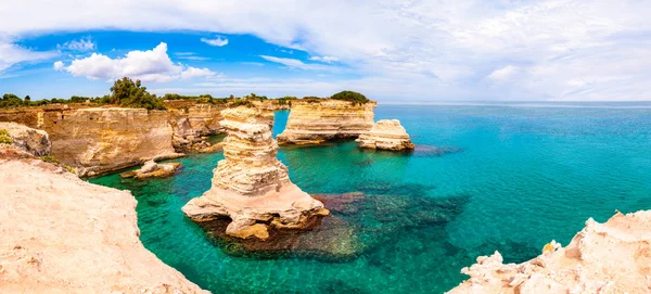 Playa Torre Sant Andrea con sus suaves rocas calcáreas y acantilados, pilas de mar, pequeñas calas y el paisaje irregular de la costa. Forma de agua cristalina piedra blanca crear pilas naturales. Melendugno Italia — Foto de Stock