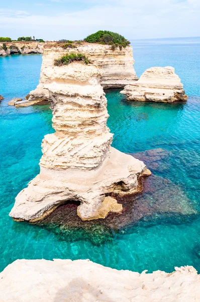 Playa Torre Sant Andrea con sus suaves rocas calcáreas y acantilados, pilas de mar, pequeñas calas y el paisaje irregular de la costa. Forma de agua cristalina piedra blanca crear pilas naturales. Melendugno Italia — Foto de Stock