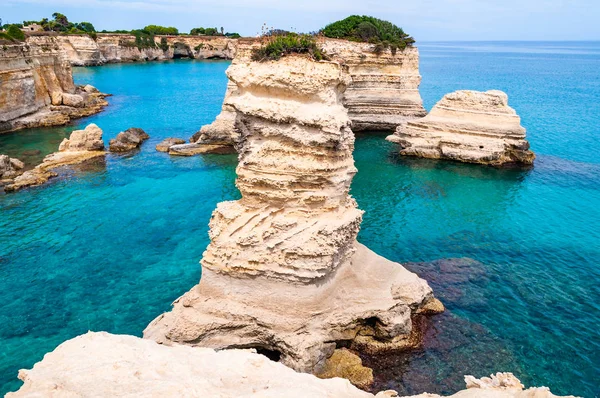 Παραλία Torre Sant Andrea με τα μαλακά ασβεστολιθικά βράχια και γκρεμούς, τις θαλάσσιες στοίβες, τους μικρούς όρμους και το ακανόνιστο παραθαλάσσιο τοπίο. Κρύσταλλο καθαρό σχήμα νερού λευκή πέτρα δημιουργούν φυσικές στοίβες. Melendogno Ιταλία — Φωτογραφία Αρχείου