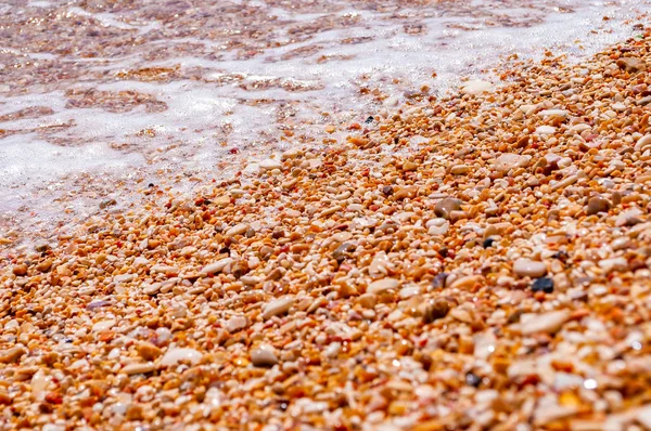 Calhaus costeiros lavados pelas ondas de água do Mar Adriático na praia de Baia delle Zagare, no Parque Nacional de Gargano, Itália — Fotografia de Stock