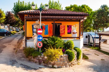 İtalyan kampında balkonlu rahat bir bungalov evi. Garda Gölü 'nün güney kıyısında bulunan La Ca kampının iç tasarımı.