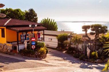 Sıcak bungalovlar, İtalyan kamplarında balkonlu evler. Garda Gölü 'nün güney kıyısında bulunan La Ca kampının iç tasarımı.