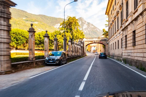 Scénická panoramatická silnice kolem jezera Garda se středověkou architekturou, malými městy a vesnicemi, vysokými horami a bohatou severskou italskou přírodou — Stock fotografie