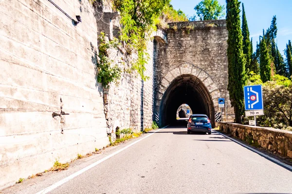 Scénická panoramatická Beltway silnice kolem jezera Garda plná tunelů a galerií vytvořených ve skalách na okraji pobřeží — Stock fotografie