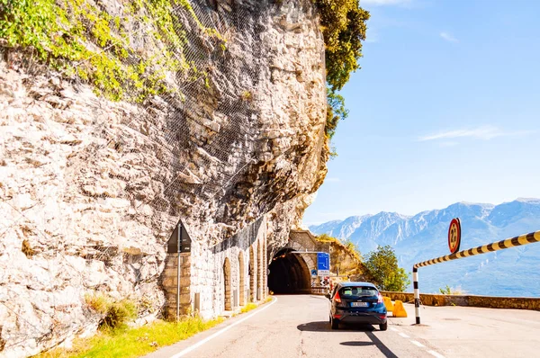 Scénická panoramatická Beltway silnice kolem jezera Garda plná tunelů a galerií vytvořených ve skalách na okraji pobřeží — Stock fotografie