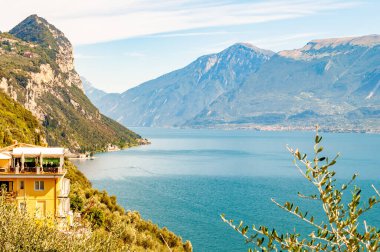 Garda Gölü 'nün batı kıyısından manzara. Bu muhteşem gölü çevreleyen güzel kuzey İtalya doğası. Tatlı su gölü çevresindeki Rocky Dolomite dağları. Lombardiya