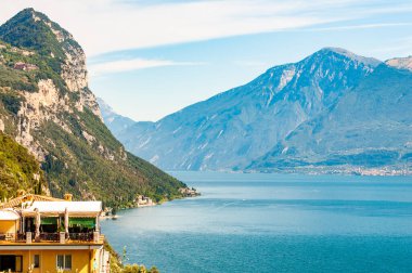 Garda Gölü 'nün batı kıyısından manzara. Bu muhteşem gölü çevreleyen güzel kuzey İtalya doğası. Tatlı su gölü çevresindeki Rocky Dolomite dağları. Lombardiya