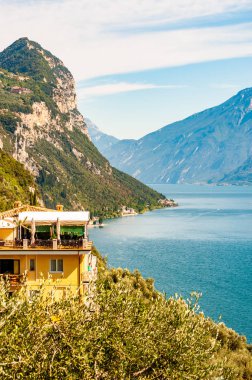 Garda Gölü 'nün batı kıyısından manzara. Bu muhteşem gölü çevreleyen güzel kuzey İtalya doğası. Tatlı su gölü çevresindeki Rocky Dolomite dağları. Lombardiya