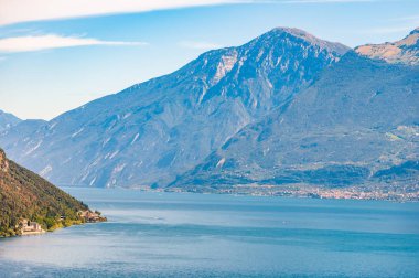 Garda Gölü 'nün batı kıyısından manzara. Bu muhteşem gölü çevreleyen güzel kuzey İtalya doğası. Tatlı su gölü çevresindeki Rocky Dolomite dağları. Lombardiya