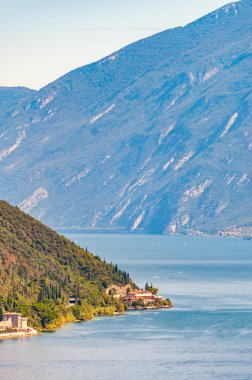 Garda Gölü 'nün batı kıyısından manzara. Bu muhteşem gölü çevreleyen güzel kuzey İtalya doğası. Tatlı su gölü çevresindeki Rocky Dolomite dağları. Lombardiya