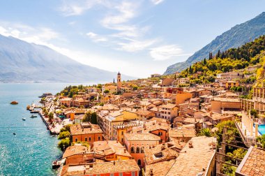Kuzey İtalya manzaralı Garda Gölü kıyısındaki Limone Sul Garda şehri. İnanılmaz İtalyan şehirleri Lombardiya