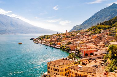 Kuzey İtalya manzaralı Garda Gölü kıyısındaki Limone Sul Garda şehri. İnanılmaz İtalyan şehirleri Lombardiya