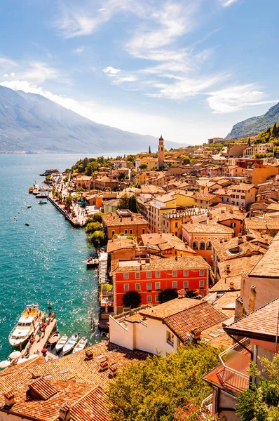 Limone a paisagem urbana de Sul Garda, na margem do lago Garda, cercada pela natureza cênica do norte da Itália. Cidades italianas incríveis da Lombardia — Fotografia de Stock