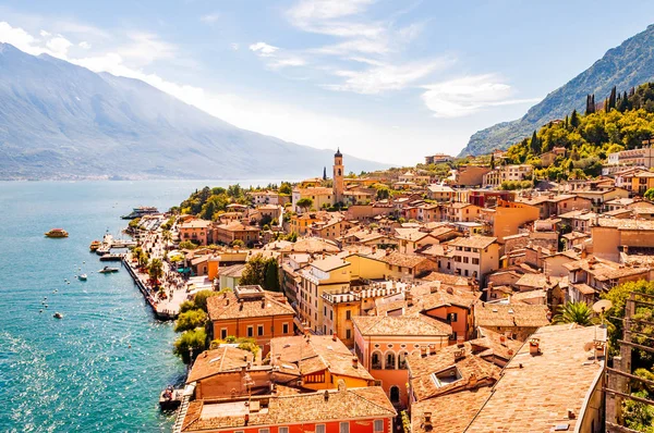 Paisaje urbano de Limone Sul Garda en la orilla del lago Garda rodeado de la pintoresca naturaleza del norte de Italia. Increíbles ciudades italianas de Lombardía —  Fotos de Stock