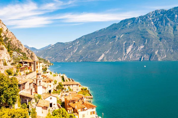 Limone a paisagem urbana de Sul Garda, na margem do lago Garda, cercada pela natureza cênica do norte da Itália. Cidades italianas incríveis da Lombardia — Fotografia de Stock