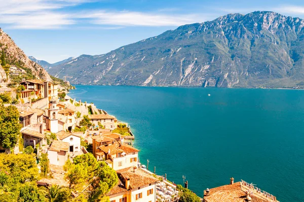 Paisaje urbano de Limone Sul Garda en la orilla del lago Garda rodeado de la pintoresca naturaleza del norte de Italia. Increíbles ciudades italianas de Lombardía —  Fotos de Stock