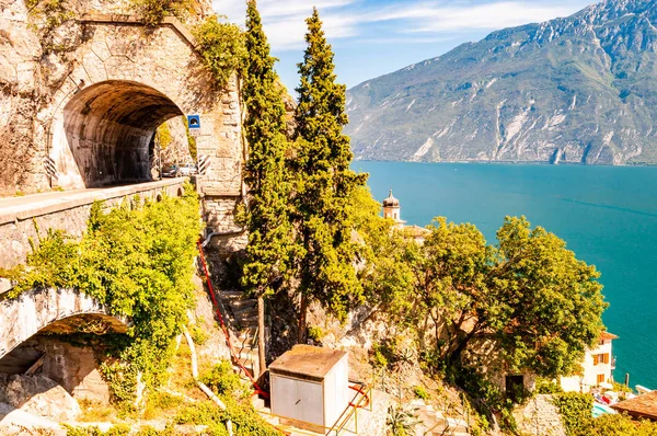 Escénica carretera panorámica alrededor del lago de Garda llena de túneles y galerías hechas en las rocas en el borde de una costa. Carreteras italianas y naturaleza —  Fotos de Stock